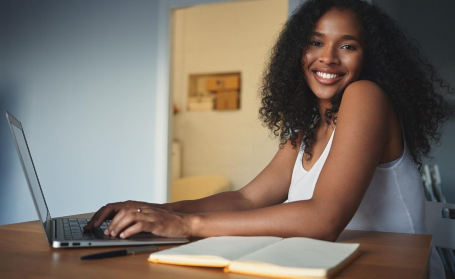 Finanzanalyst arbeitet an komplexen Szenario-Modellen am Computer